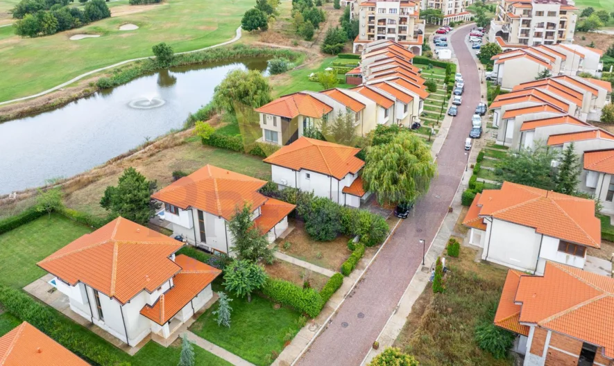 ИЗКЛЮЧИТЕЛНА КЪЩА С РЗП 139 КВ.М. НА САМОТО ЕЗЕРО – GREEN QUARTER, LIGHTHOUSE GOLF & SPA RESORT -  - снимка 2 - Имоти Премиер