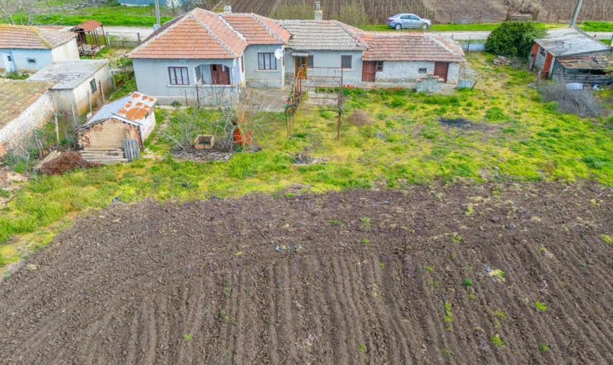 Къща (105 кв.м.) с двор (2514 кв.м.) в с. Селце, общ. Каварна, обл. Добрич. -  - снимка 2 - Имоти Премиер