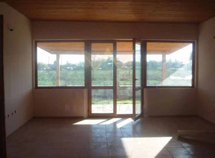 Къща (130кв.м.) с просторен двор (1000кв.м.) в с. Селце, област Добрич. -  - снимка 3 - Имоти Премиер