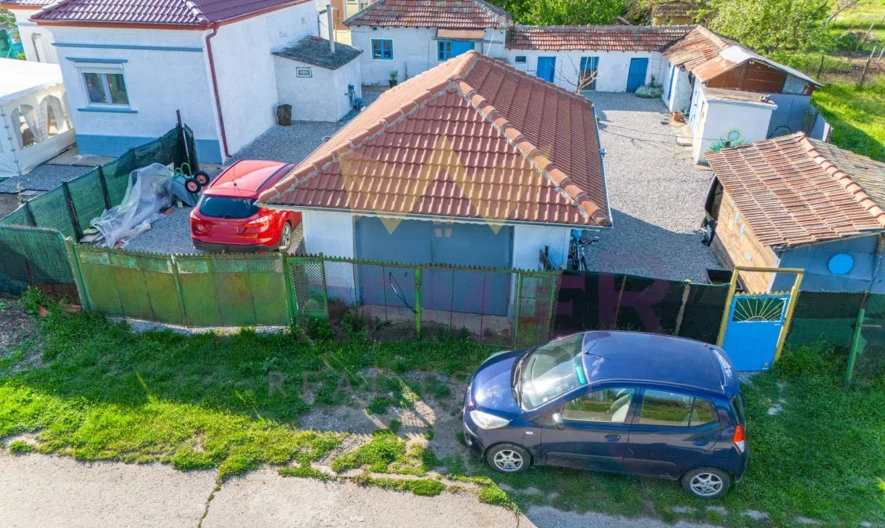 Къща (69 кв.м.) до ключ с двор (800 кв.м.) в с. Змеево, общ. Балчик, обл. Добрич -  - снимка 2 - Имоти Премиер
