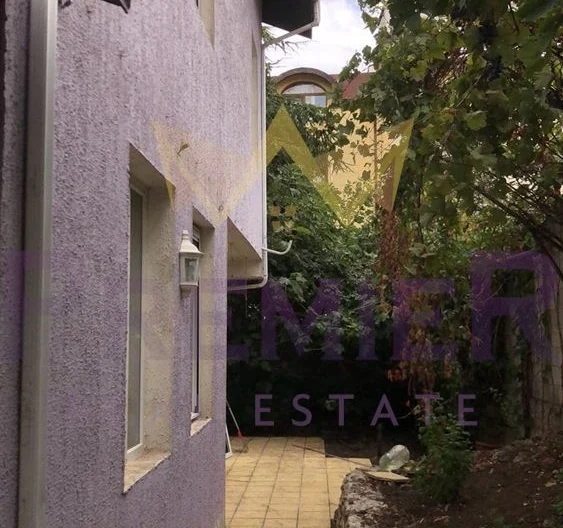 Къща на три етажа с двор и четири паркоместа кв.Виница - - снимка 10 - Имоти Премиер