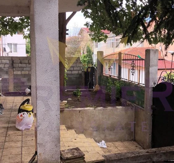 Къща на три етажа с двор и четири паркоместа кв.Виница - - снимка 15 - Имоти Премиер