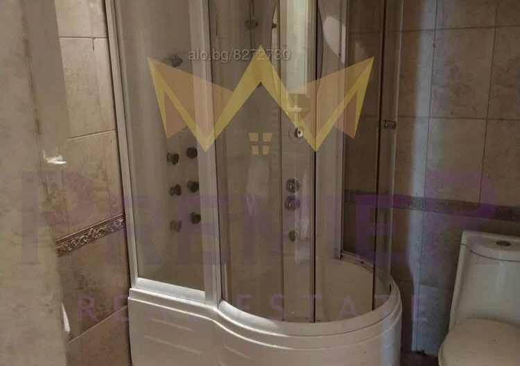 Къща на три етажа с двор и четири паркоместа кв.Виница - - снимка 3 - Имоти Премиер