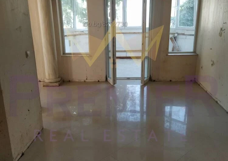 Къща на три етажа с двор и четири паркоместа кв.Виница - - снимка 6 - Имоти Премиер