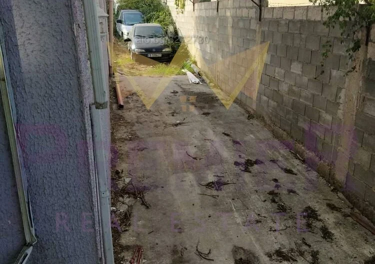 Къща на три етажа с двор и четири паркоместа кв.Виница - - снимка 8 - Имоти Премиер