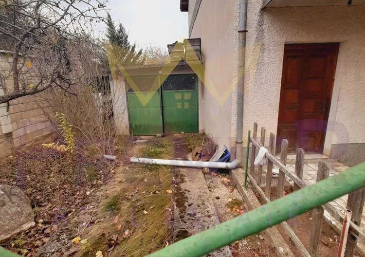 Къща на три етажа с.Долище - - снимка 26 - Имоти Премиер