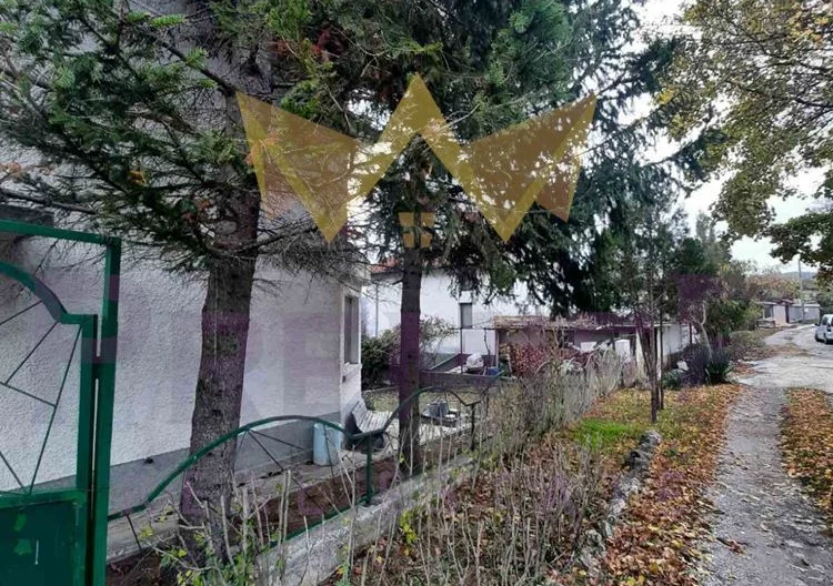 Къща на три етажа с.Долище - - снимка 32 - Имоти Премиер