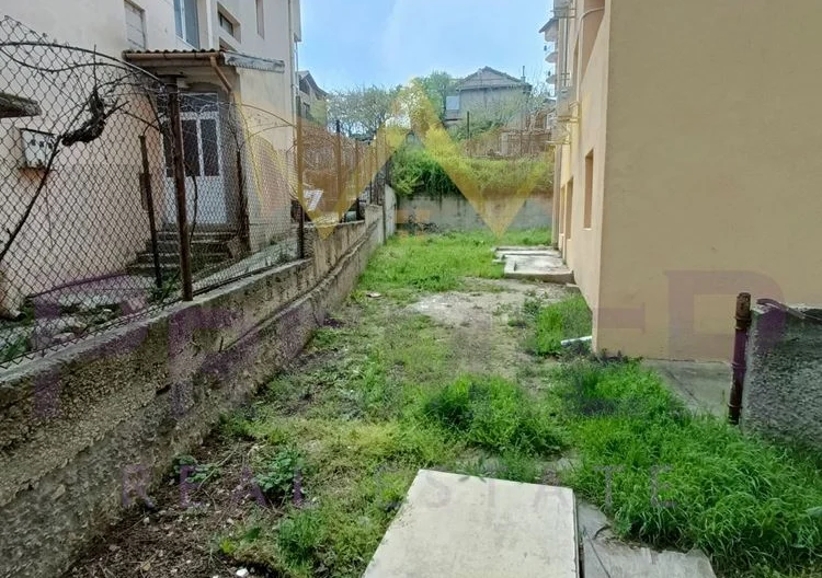 Къща с четири самостоятелни жилища, двор и паркоместа в кв. Виница, ул. Кастрица. -  - снимка 20 - Имоти Премиер