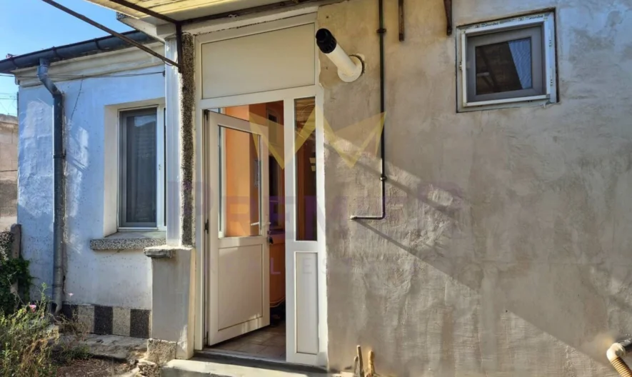 Къща с допълнителна постройка , гараж и двор в сърцето на гр. Камено -  - снимка 1 - Имоти Премиер