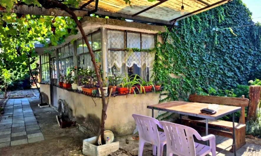 Къща с допълнителна постройка , гараж и двор в сърцето на гр. Камено -  - снимка 10 - Имоти Премиер