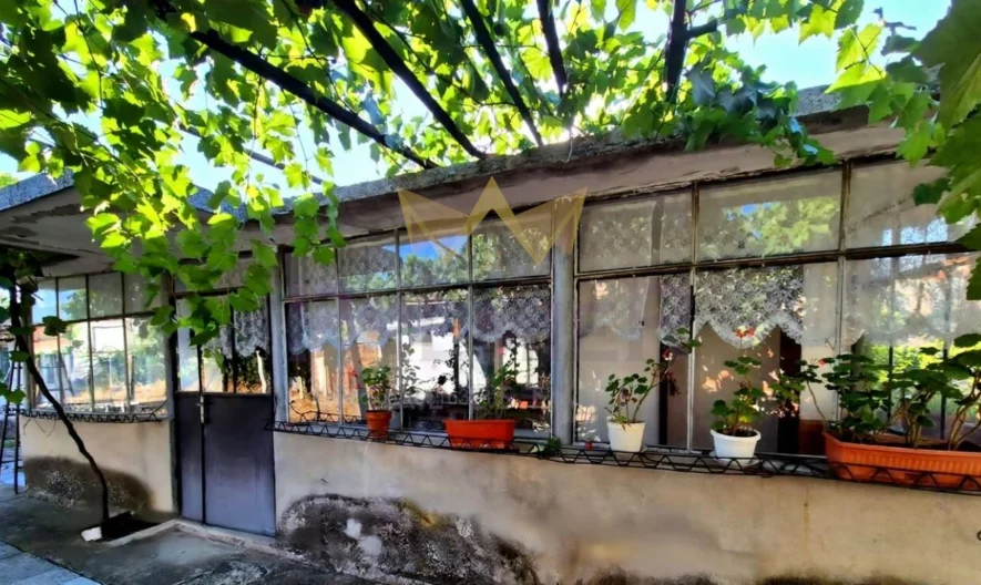 Къща с допълнителна постройка , гараж и двор в сърцето на гр. Камено -  - снимка 12 - Имоти Премиер