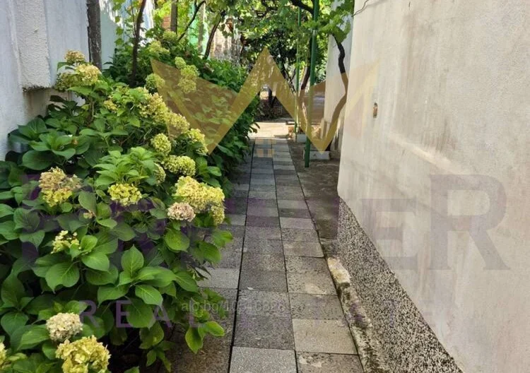 Къща с допълнителна постройка , гараж и двор в сърцето на гр. Камено -  - снимка 13 - Имоти Премиер