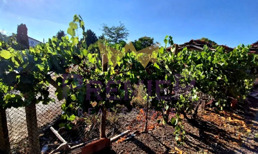 Къща с допълнителна постройка , гараж и двор в сърцето на гр. Камено -  - снимка 14 - Имоти Премиер