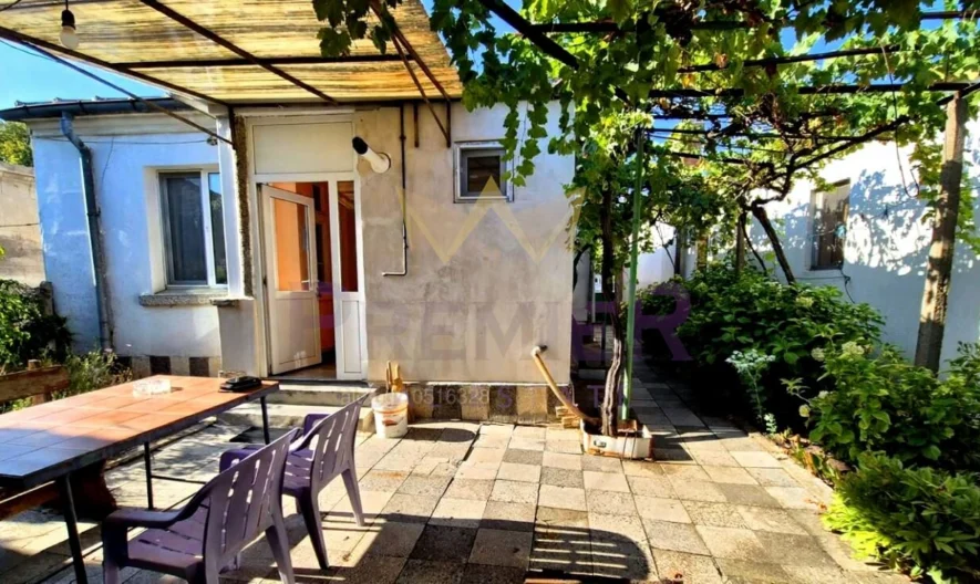 Къща с допълнителна постройка , гараж и двор в сърцето на гр. Камено -  - снимка 7 - Имоти Премиер