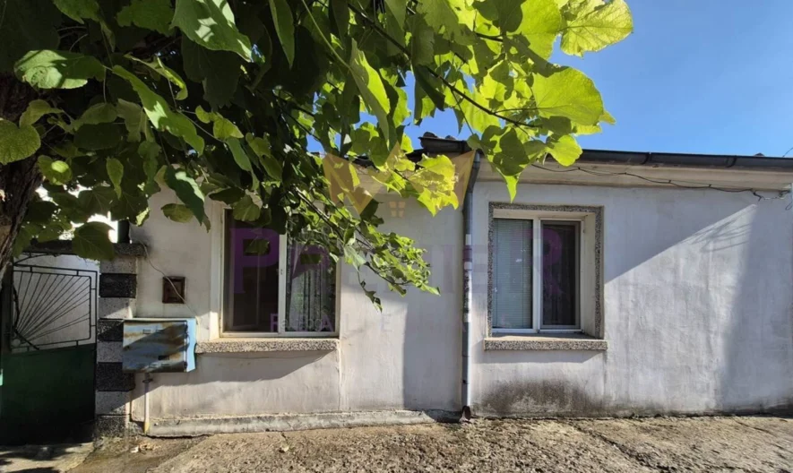 Къща с допълнителна постройка , гараж и двор в сърцето на гр. Камено -  - снимка 9 - Имоти Премиер