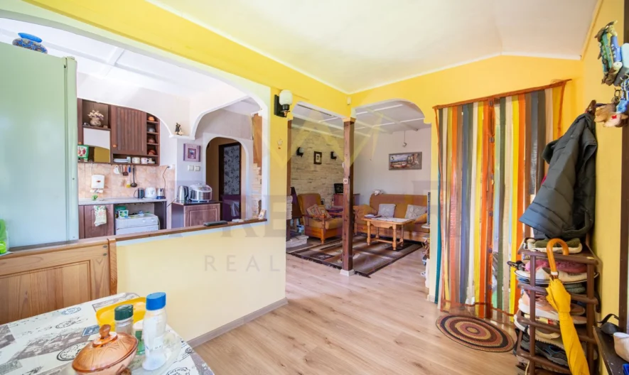 🌿 КЪЩА С ДУША В С. ДОЛИЩЕ | 1300 кв.м ДВОР | 210 кв.м РЗП -  - снимка 2 - Имоти Премиер