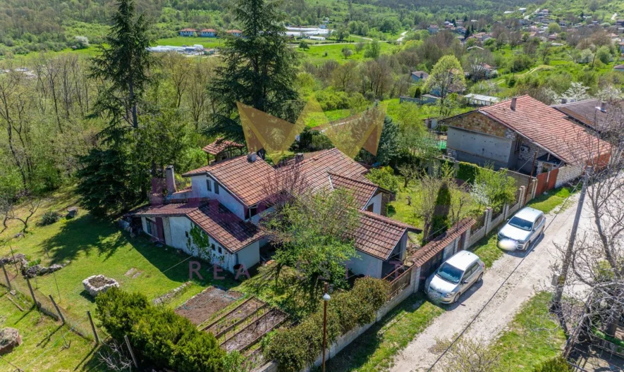 🌿 КЪЩА С ДУША В С. ДОЛИЩЕ | 1300 кв.м ДВОР | 210 кв.м РЗП -  - снимка 27 - Имоти Премиер