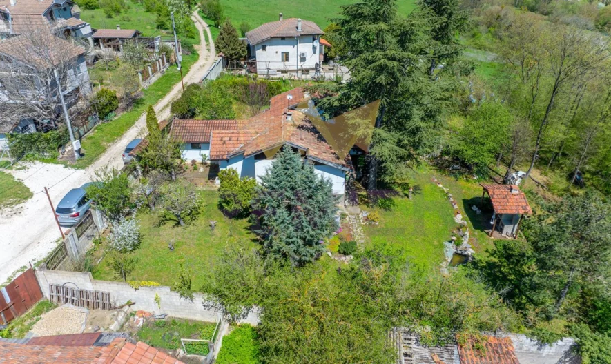 🌿 КЪЩА С ДУША В С. ДОЛИЩЕ | 1300 кв.м ДВОР | 210 кв.м РЗП -  - снимка 28 - Имоти Премиер