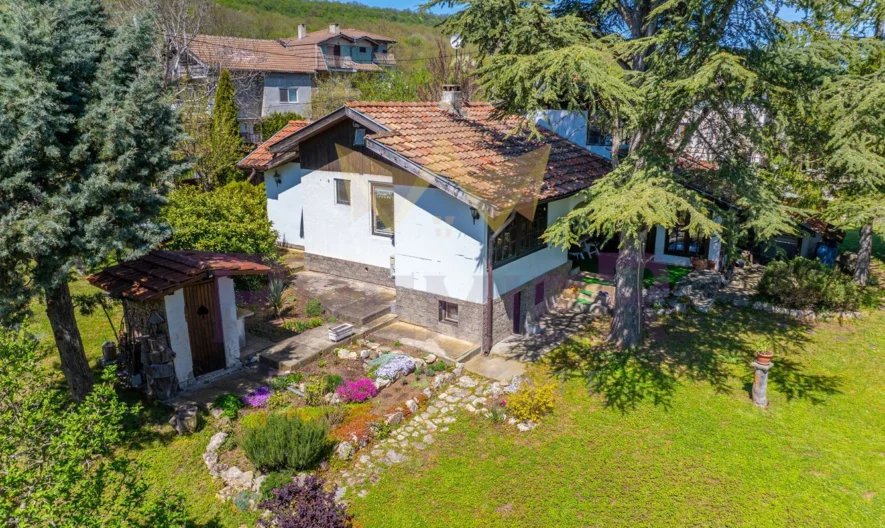 🌿 КЪЩА С ДУША В С. ДОЛИЩЕ | 1300 кв.м ДВОР | 210 кв.м РЗП -  - снимка 31 - Имоти Премиер