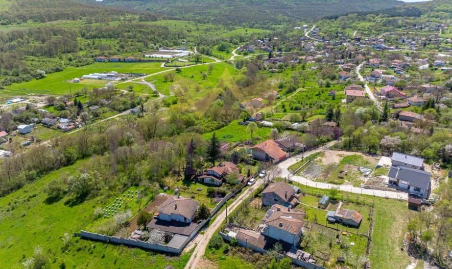 🌿 КЪЩА С ДУША В С. ДОЛИЩЕ | 1300 кв.м ДВОР | 210 кв.м РЗП -  - снимка 32 - Имоти Премиер