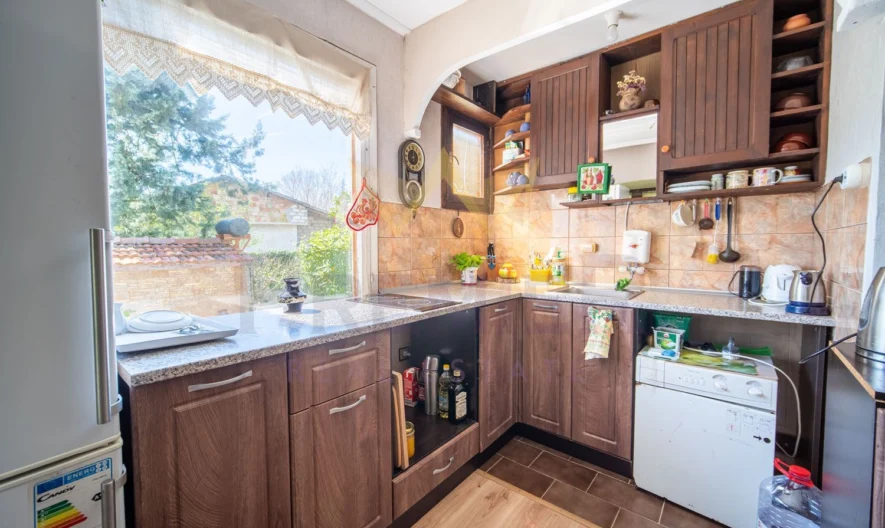 🌿 КЪЩА С ДУША В С. ДОЛИЩЕ | 1300 кв.м ДВОР | 210 кв.м РЗП -  - снимка 4 - Имоти Премиер