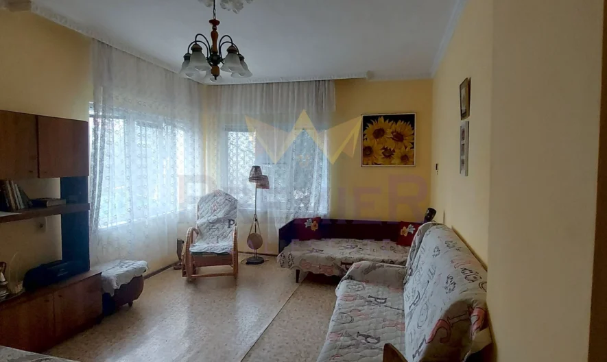 КЪЩА С ДВА ЕТАЖА, ГАРАЖ И САМОСТОЯТЕЛНО СТУДИО В АЙТОС -  - снимка 10 - Имоти Премиер