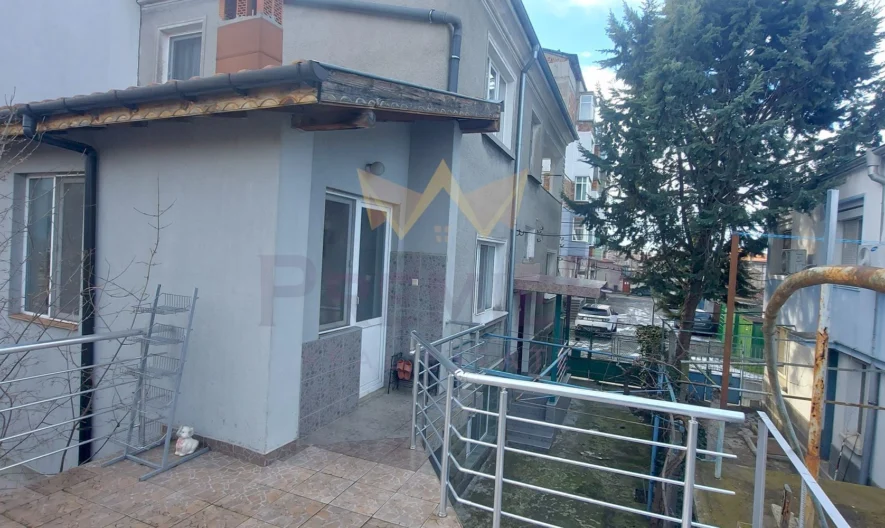 КЪЩА С ДВА ЕТАЖА, ГАРАЖ И САМОСТОЯТЕЛНО СТУДИО В АЙТОС -  - снимка 19 - Имоти Премиер