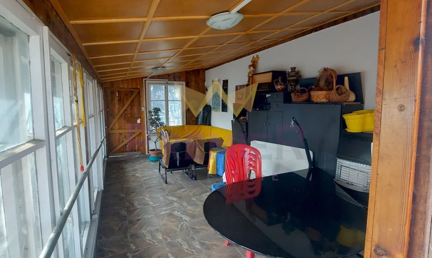 КЪЩА С ДВА ЕТАЖА, ГАРАЖ И САМОСТОЯТЕЛНО СТУДИО В АЙТОС -  - снимка 22 - Имоти Премиер