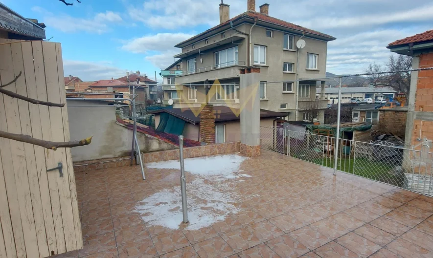 КЪЩА С ДВА ЕТАЖА, ГАРАЖ И САМОСТОЯТЕЛНО СТУДИО В АЙТОС -  - снимка 23 - Имоти Премиер