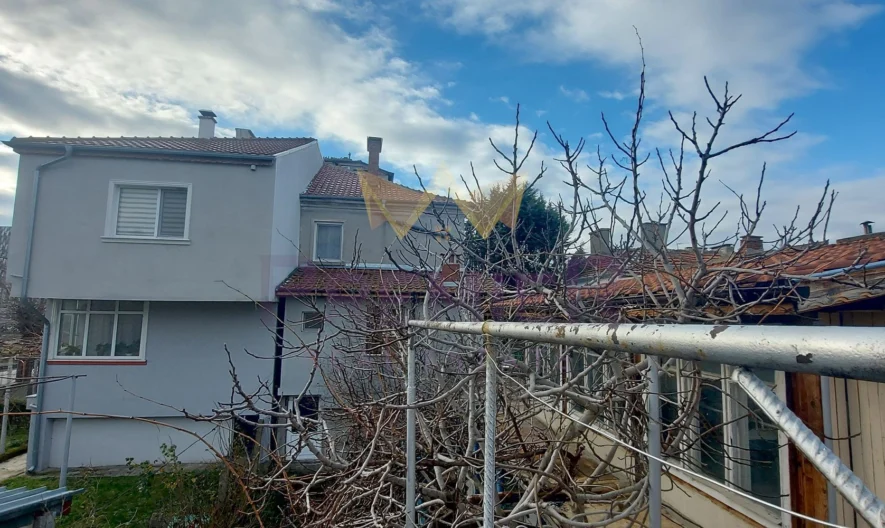 КЪЩА С ДВА ЕТАЖА, ГАРАЖ И САМОСТОЯТЕЛНО СТУДИО В АЙТОС -  - снимка 24 - Имоти Премиер