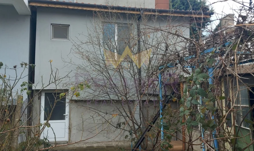 КЪЩА С ДВА ЕТАЖА, ГАРАЖ И САМОСТОЯТЕЛНО СТУДИО В АЙТОС -  - снимка 25 - Имоти Премиер