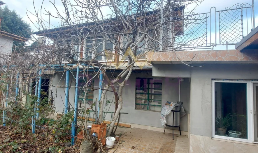 КЪЩА С ДВА ЕТАЖА, ГАРАЖ И САМОСТОЯТЕЛНО СТУДИО В АЙТОС -  - снимка 26 - Имоти Премиер