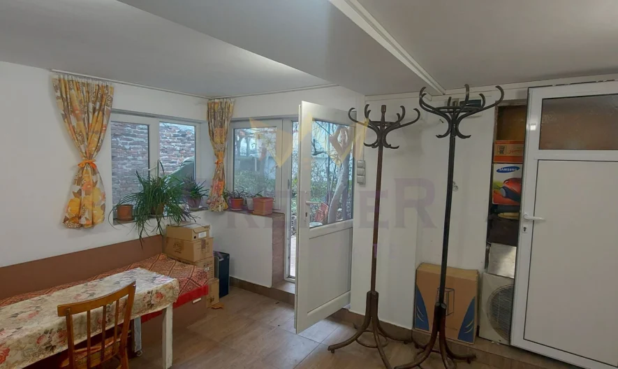 КЪЩА С ДВА ЕТАЖА, ГАРАЖ И САМОСТОЯТЕЛНО СТУДИО В АЙТОС -  - снимка 29 - Имоти Премиер