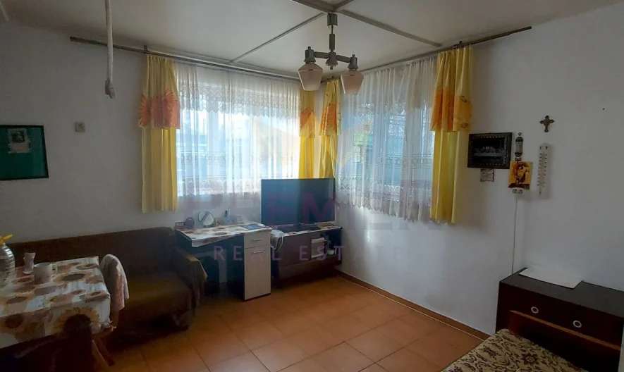 КЪЩА С ДВА ЕТАЖА, ГАРАЖ И САМОСТОЯТЕЛНО СТУДИО В АЙТОС -  - снимка 3 - Имоти Премиер