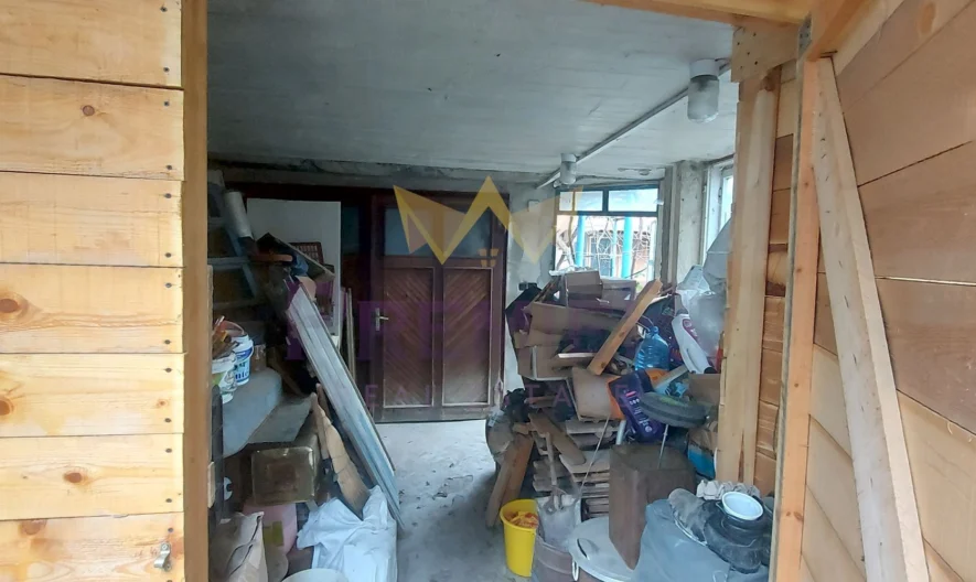 КЪЩА С ДВА ЕТАЖА, ГАРАЖ И САМОСТОЯТЕЛНО СТУДИО В АЙТОС -  - снимка 31 - Имоти Премиер