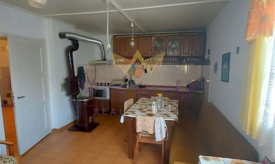 КЪЩА С ДВА ЕТАЖА, ГАРАЖ И САМОСТОЯТЕЛНО СТУДИО В АЙТОС -  - снимка 4 - Имоти Премиер