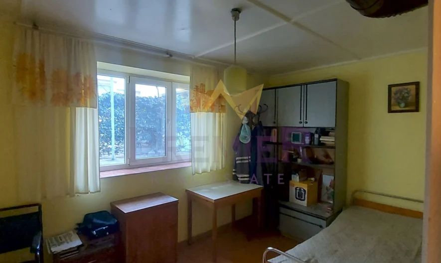 КЪЩА С ДВА ЕТАЖА, ГАРАЖ И САМОСТОЯТЕЛНО СТУДИО В АЙТОС -  - снимка 5 - Имоти Премиер