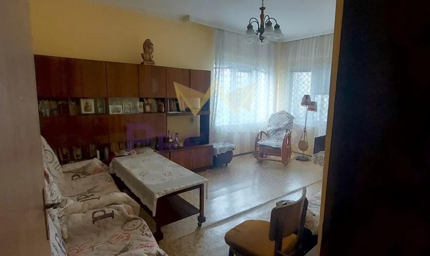 КЪЩА С ДВА ЕТАЖА, ГАРАЖ И САМОСТОЯТЕЛНО СТУДИО В АЙТОС -  - снимка 9 - Имоти Премиер