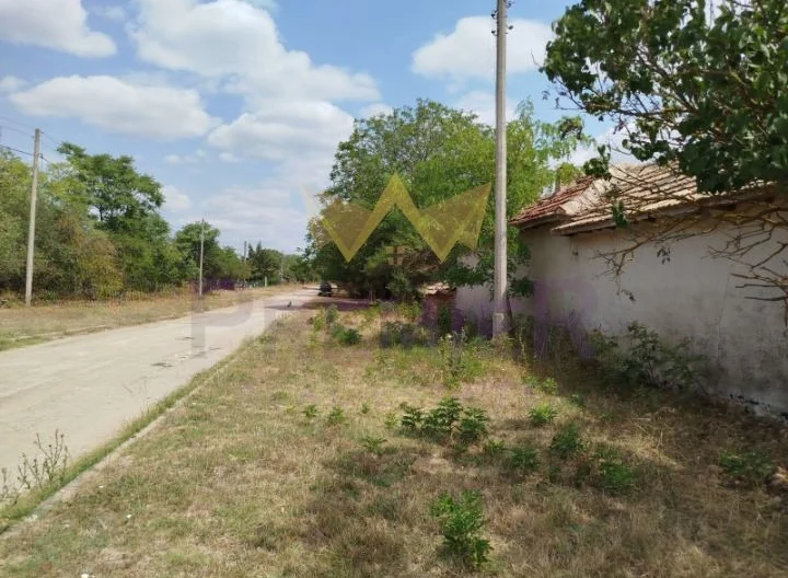 къща с голям двор и отлична локация в с. Искър, общ. Вълчи дол, обл. Варна -  - снимка 8 - Имоти Премиер