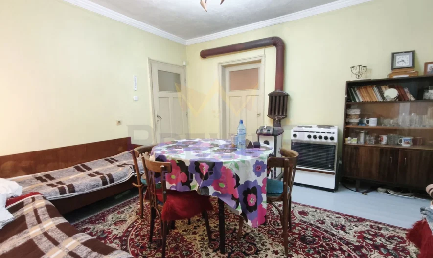 🏡 КЪЩА С ГОЛЯМ ДВОР И СТОПАНСКИ ПОСТРОЙКИ | гр. Смядово | на 20 км от Шумен -  - снимка 6 - Имоти Премиер