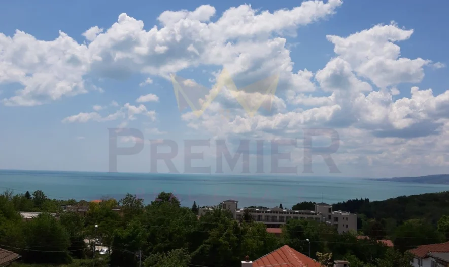 Къща с нескриваема морска панорама, с просторен двор и изключителна локация на в.з. Белите Скали в гр. Балчик, обл. Добрич -  - снимка 1 - Имоти Премиер