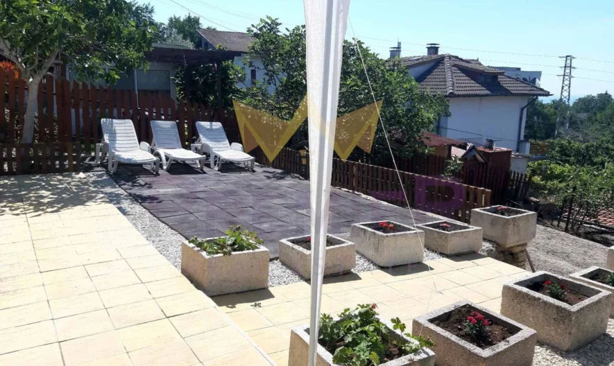 Къща с нескриваема морска панорама, с просторен двор и изключителна локация на в.з. Белите Скали в гр. Балчик, обл. Добрич -  - снимка 3 - Имоти Премиер