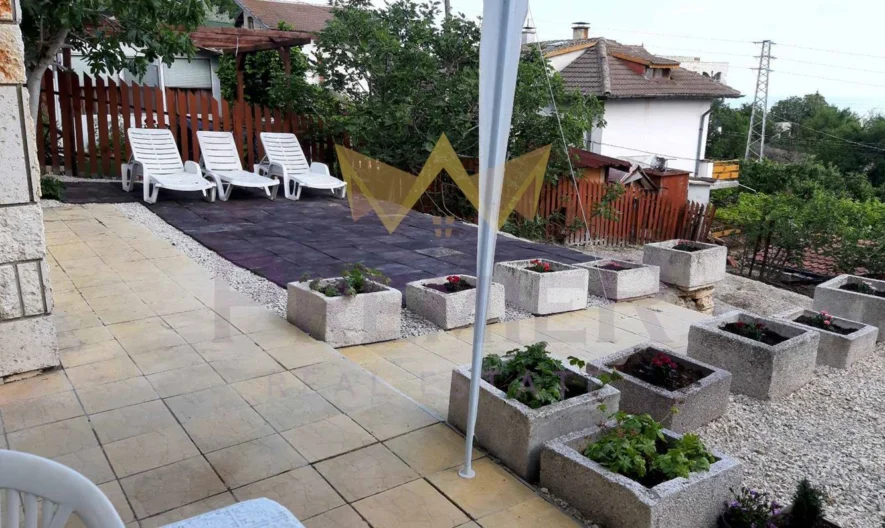 Къща с нескриваема морска панорама, с просторен двор и изключителна локация в гр. Балчик, обл. Добрич - - снимка 17 - Имоти Премиер