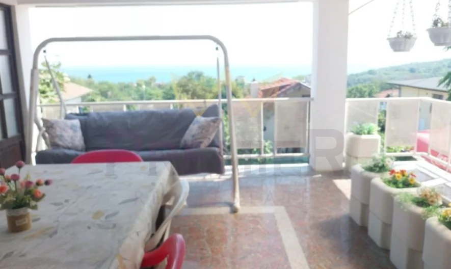 Къща с нескриваема морска панорама, с просторен двор и изключителна локация в гр. Балчик, обл. Добрич - - снимка 7 - Имоти Премиер