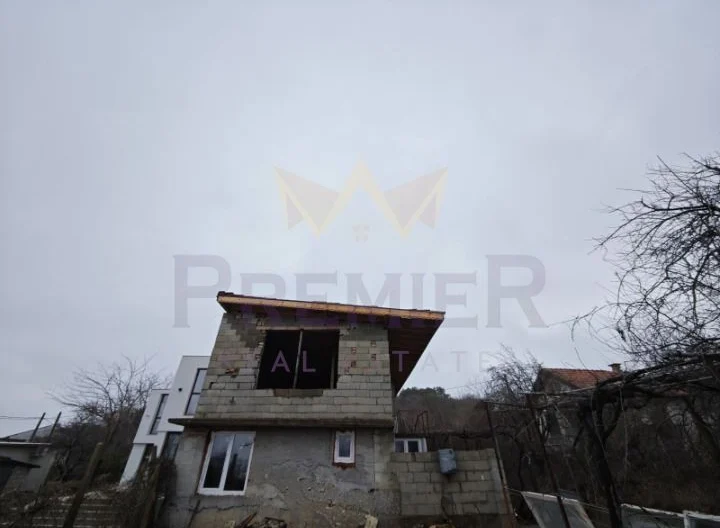 Къща с просторен двор и изключителна локация в м-т Манастирски рид, гр. Варна -  - снимка 1 - Имоти Премиер