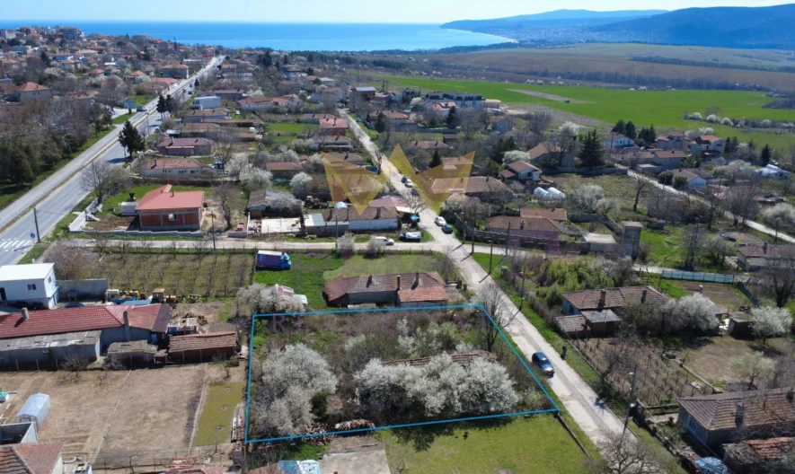 къща с просторен двор и отлична локация в гр. Бяла, област Варна -  - снимка 1 - Имоти Премиер