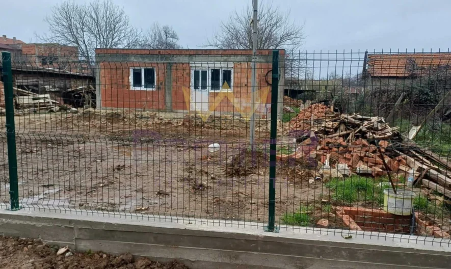 Къща с просторен двор и отлична локация в гр. Долни чифлик, обл. Варна - - снимка 1 - Имоти Премиер