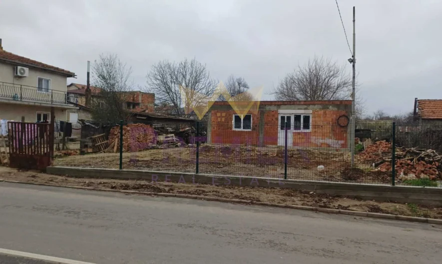 Къща с просторен двор и отлична локация в гр. Долни чифлик, обл. Варна - - снимка 2 - Имоти Премиер