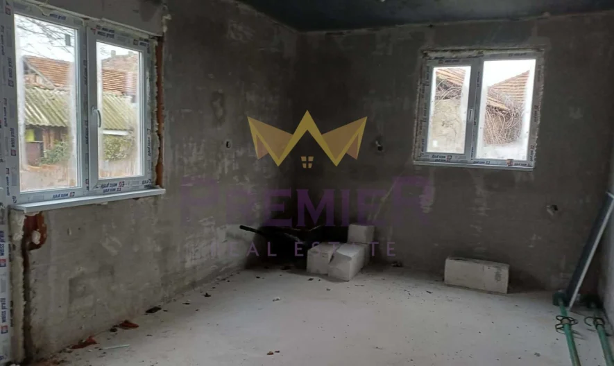 Къща с просторен двор и отлична локация в гр. Долни чифлик, обл. Варна - - снимка 8 - Имоти Премиер