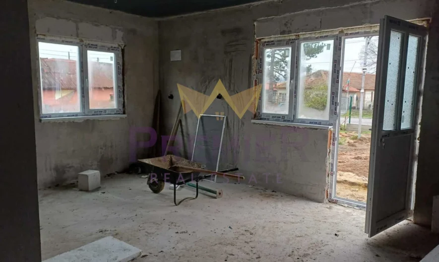 Къща с просторен двор и отлична локация в гр. Долни чифлик, обл. Варна - - снимка 9 - Имоти Премиер